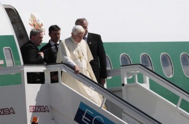 Pope Benedicto XVI arriving in Cuba. Photo by Ismael Francisco. Republished with the permission of Cubadebate.