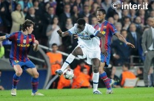 Futbolista keniano en el Inter de Milan, MacDonald Mariga protegiendo el balón de Seydou Keita del Barcelona. Imagen de: www.intermilan.it