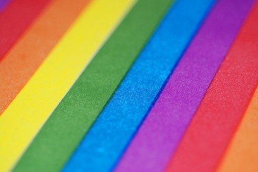 Zastava, simbol LGBT populacije. Slika korisnika neporavljiv hipik, ponovo objavljena pod Licencom CC.*