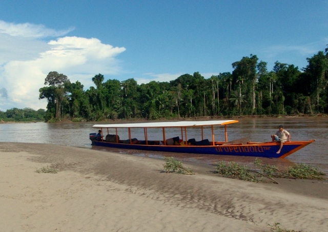 Mezzo di trasporto pubblico fluviale. Rio Inambari.