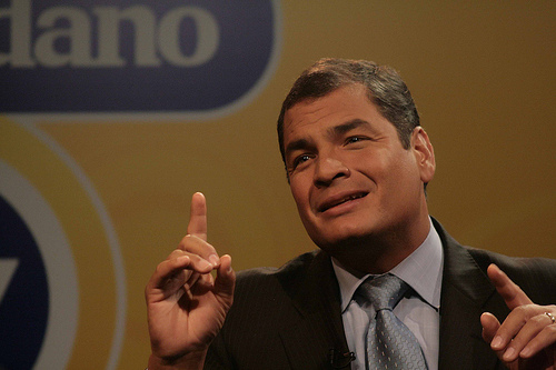 Rafael Correa, dedo.