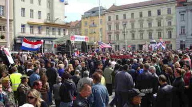 Protest na trgu u Zagrebu zbog presude Haga. Fotografij: Jadran Perković, upotrebljena uz dozvolu.