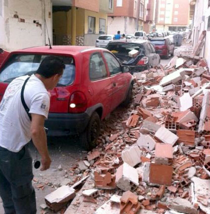 Veel gebouwen in Lorca zijn deels verwoest. Foto overgenomen van Globovisión onder de CC-Licentie.*