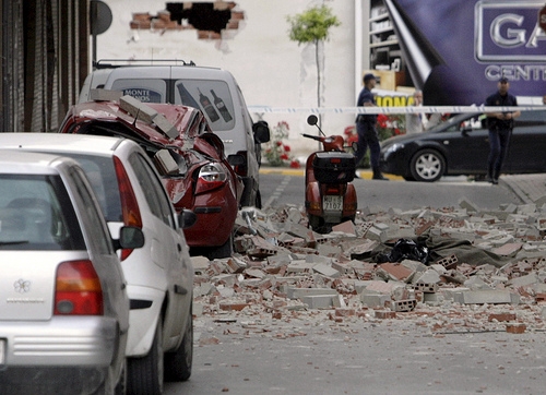 Verwoestingen door de aardbeving in Lorca, Murcia. Foto van EFE/Juan Francisco Moreno. Overgenomen van Globovisión onder de CC-Licentie.*
