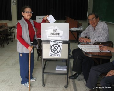 Senior citizen casting her vote in Lima, Peru. Photo: Isabel Guerra.
