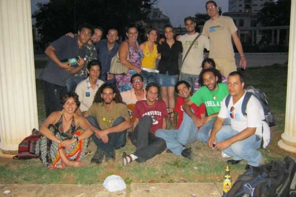 Grupa tviteraša okupljenih 1. jula na uglu 23. i 12. u Havani; fotografija: Elejn Dijas
