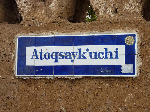 Street name "El camino del zorro" (Fox Lane) in Quechua. Image by user geoced on Flickr (CC BY-SA 2.0).