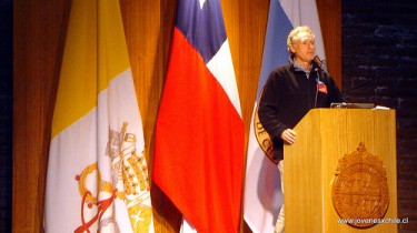 Exposition of Felipe Cubillos, founder of the&nbsp; project "Desafío Levantemos Chile". Photo on Flickr by JóvenesxChile  (CC BY-NC 2.0)