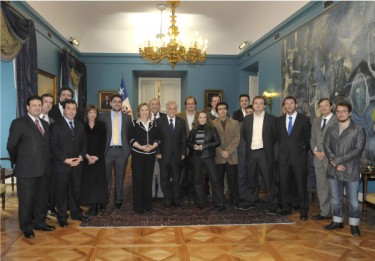 Los invitados y el Presidente. Foto compartida en Twiiter (via Twitpic) por @ortizmiguel