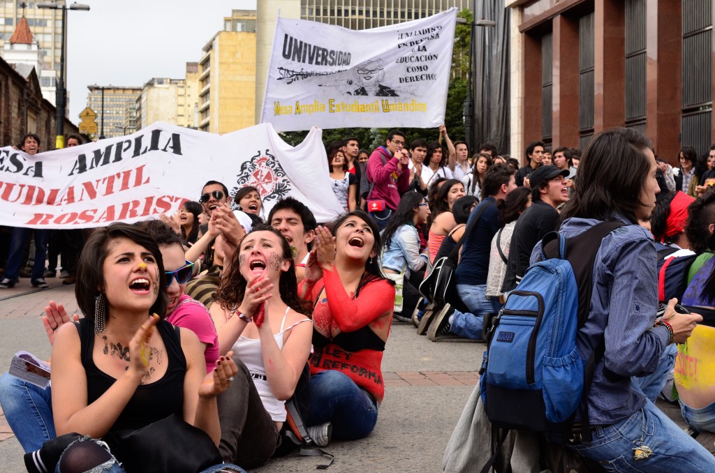 Students in Bogotá participating in a protest. Photo by Luis Gomez, Copyright Demotix (26/10/2011)