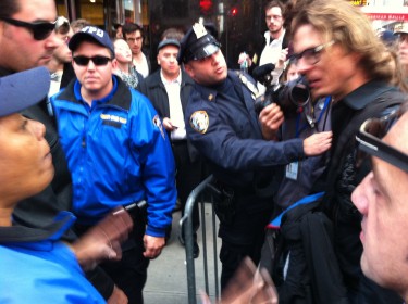 Se generaron ciertos roces entre fuerzas de la autoridad y la prensa en Times Square. Foto de Robert Valencia para Global Voices, 2011