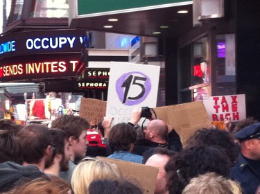 Pancarta con el número "15" en alusión a las marchas del 15 de octubre. Foto de Robert Valencia para Global Voices, 2011