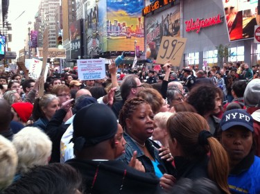 Los manifestantes se agruparon en pleno corazón de Times Square. Foto de Robert Valencia para Global Voices, 2011