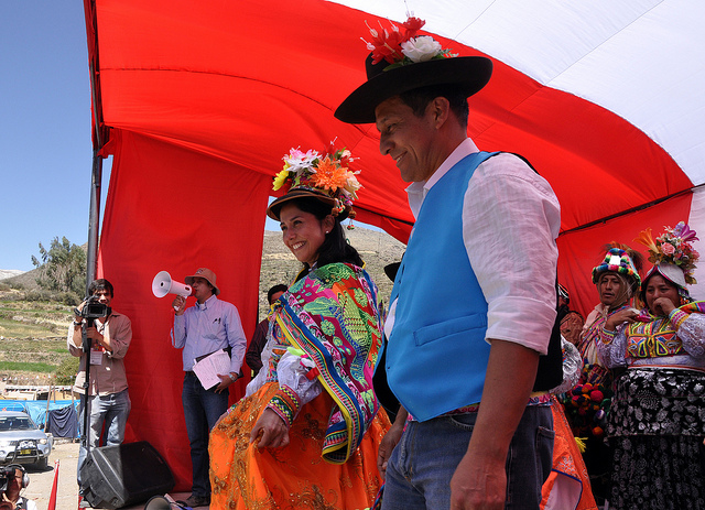 President Ollanta Humala in the traditional clothing of the people of Calacoa. Image by Flickr user Presidencia Peru, under CC Attribution 2.0 Generic (CC BY 2.0) licence.