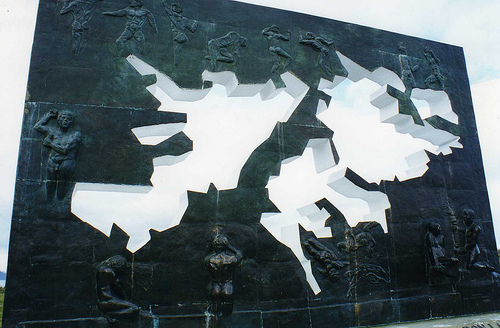 Spomenik palim na Folklandima, Ushuaia, Tierra del Fuego, Argentina. Slika: Leonora Enkin pod licencom Atribución-CompartirIgual 2.0 Genérica (CC BY-SA 2.0)