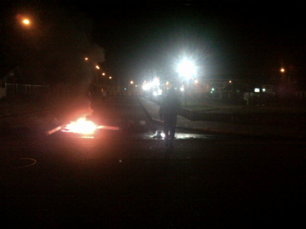 Night-time barricades in Puerto Aysén,&nbsp;early hours of February 22.&nbsp;Photo by Twitpic user Movement for Aysén (@despiertaAYSEN)