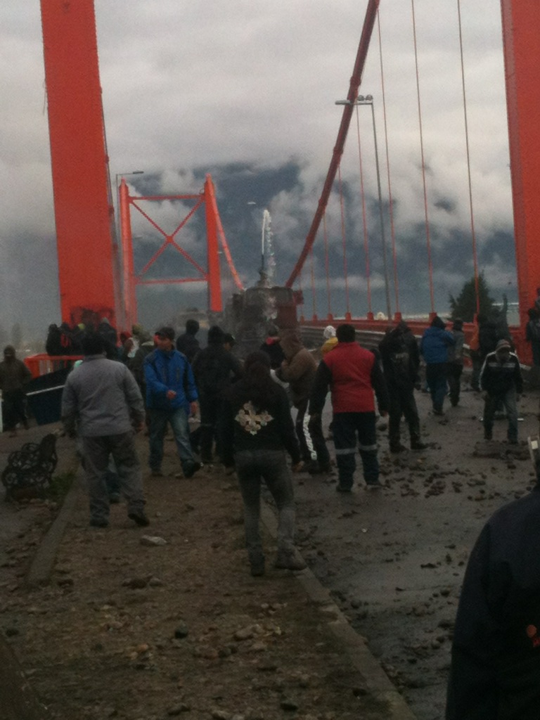 Clashes on the Chacabuco bridge in Aysén, February 22.&nbsp;Photo by Twitpic user&nbsp;Jorge Espinoza C. (@espinozacuellar)
