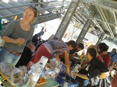 Gemeinsames Mittagessen unterstützt den Streik der Arbeiter in Campo de la Cebada in Madrid. Photo von Autorin Lidia Ucher