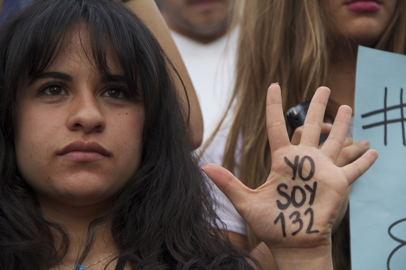 احتجاج طلاب الجامعة يوم 23 مايو \آيار ضد تلاعب وسائل الإعلام . الصورة بواسطة هيكتور ايزا راميريز .حقوق النشر محفوظة لديموتكس