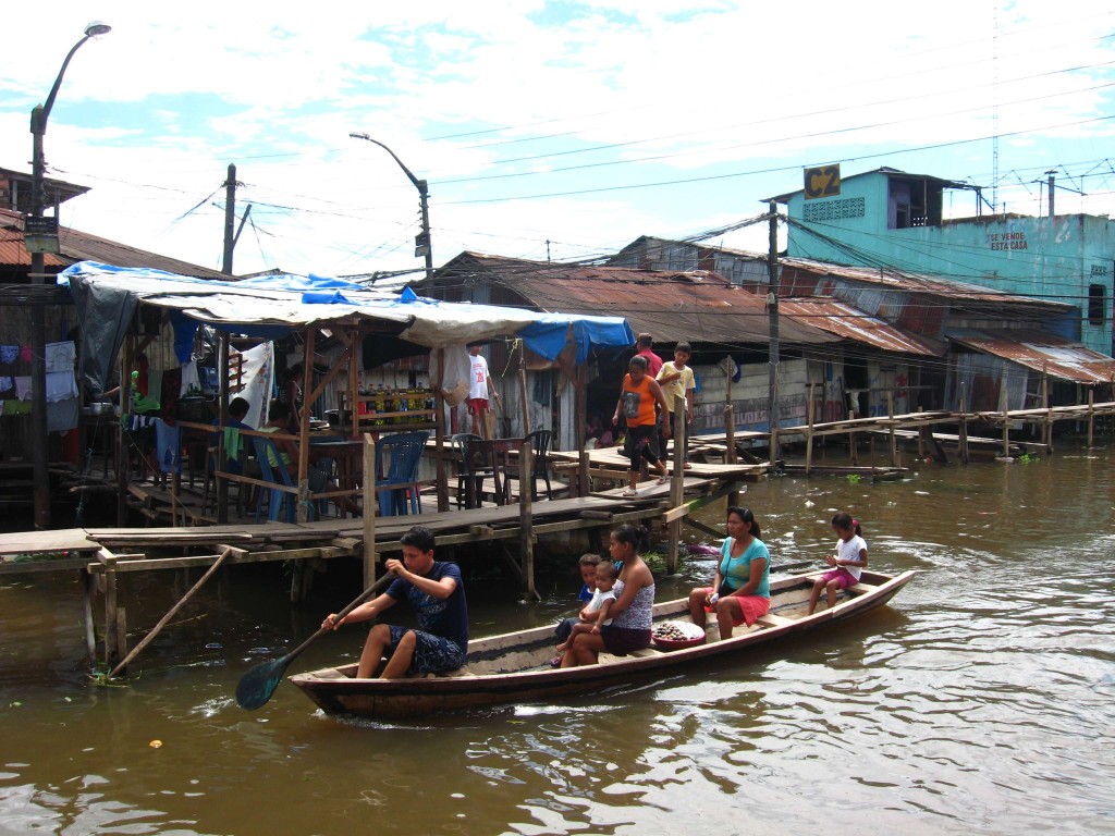 Flooded zone in Belén, Iquitos. As the floods rose, the villagers built paths with wood boards to move around.