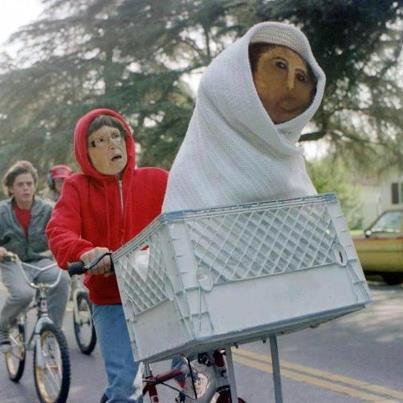 El Ecce Mono, convertido en ET, en una bici que conduce Cecilia Giménez. Este "meme" circuló ampliamente por Internet.