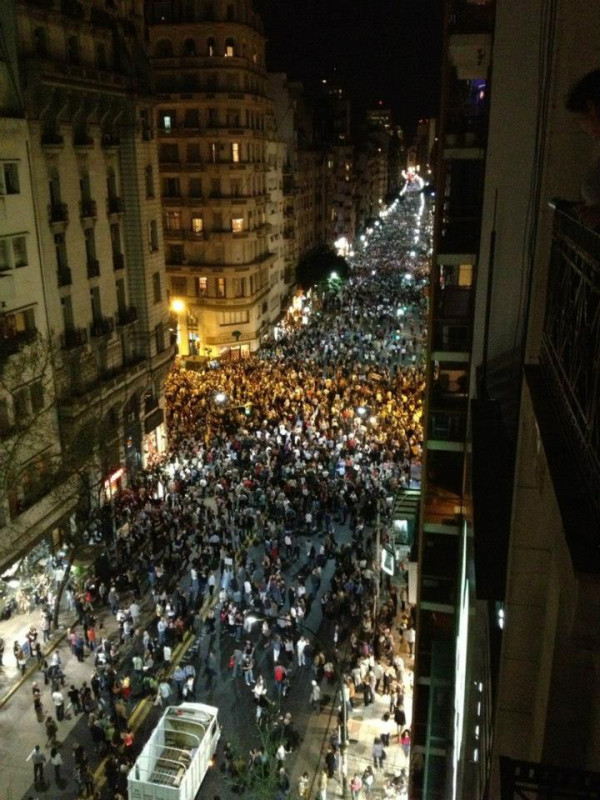 Protesta a Buenos Aires - immagine dell'utente Twitter @Carla BHO