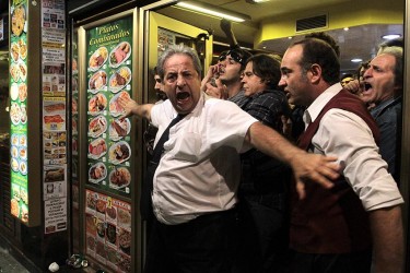 Alberto casillas, encargado de un bar, es el héroe del 25S por proteger a los manifestantes de la policía. Foto de El Diagonal.
