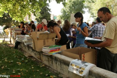 Scambio di libri di testo a Móstoles (Madrid) il 16 settembre 2012. Fotografia pubblicata da Fotogracción.