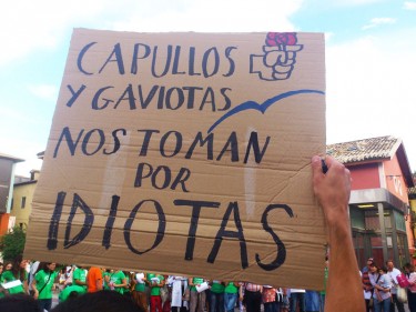 Manifestazione di genitori in giugno 2012. Foto di Arriel Domínguez tratta da arainfo.org.