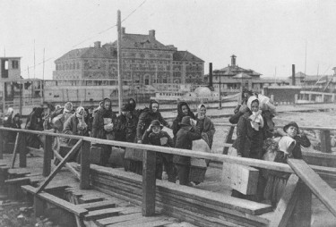Emigrati europei giungono a Ellis Island nel 1902. Foto di Wikipedia, licenza CC BY-SA 3.0