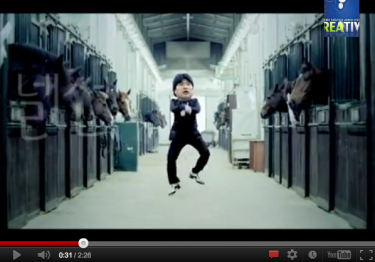 Снимок экрана из видео "Эво Моралес танцуюший Gangnam style» (октябрь 2012 года). Видео от kwonbanya на YouTube