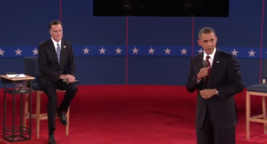 Obama y Romney en el segundo debate presidencial. Foto tomada de vídeo del debate en YouTube.