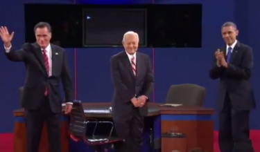 De izquierda a derecha: Romney, el moderador Bob Schieffer, y Obama en el tercer debate presidencial. Foto tomada de vídeo del debate en YouTube.