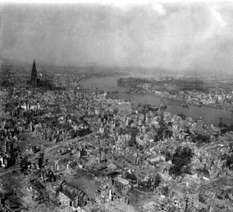 Ruinas de Colonia (Alemania) en 1945. Foto de alfonsopozacienciassociales.wikispaces.com con licencia CC BY-SA 3.0 