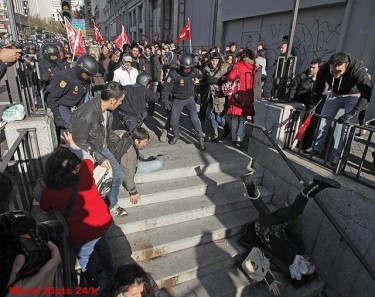 Madrid: Una mujer cae por las escaleras del metro tras ser empujada por un policía. Foto del la página de Facebook «15M: Marcha Bruselas»