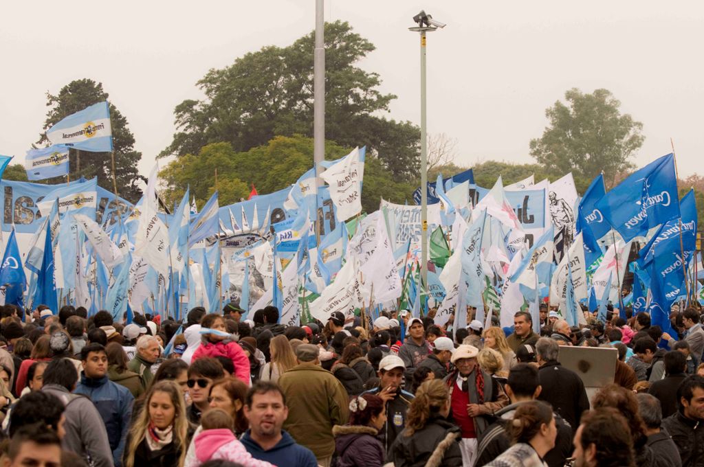 Agrupaciones kirchneristas acompañando a la Presidenta Cristina Fernández en el día de la bandera. Foto: Laura Schneider.