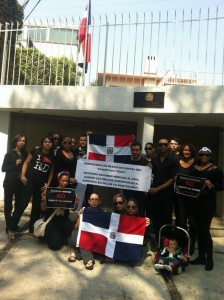 Protestantes frente a Embajada Dominicana en Mexico Vía @periodico7dias.