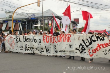 Estudiantes protestando la prohibición legal de sacar fotocopias. Foto por Diego Molina Moreira, Diego Molmo en Flickr, bajo Licencia Creative Commons (CC BY-NC-SA 2.0).