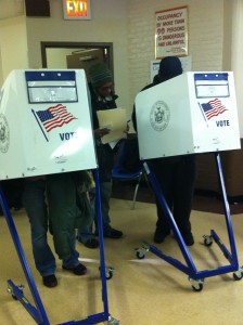 Votantes en las urnas ejerciendo su voto.