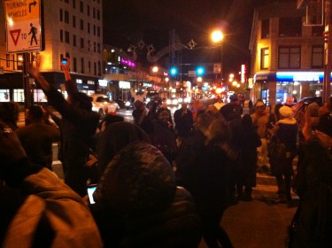 Entre tanto, en Harlem, un barrio cuya mayoría pertenece a las comunidades de color, salió a las calles a celebrar la victoria de Obama.