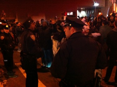 A medida que la gente se aglomeraba para celebrar, la policía acordonaba el lugar.