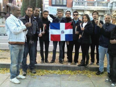 Dominicanos frente a su embajada en España Vía @maribelnexos