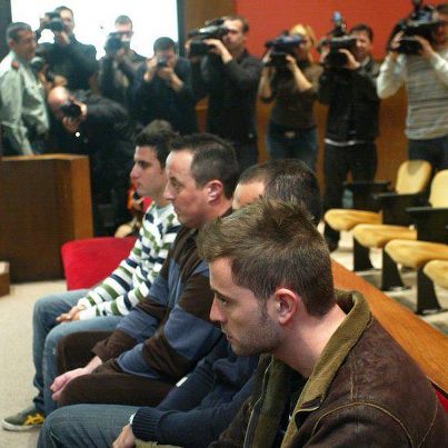 Los 'mossos' ahora indultados, durante el juicio. Foto subida a la página de Facebook «Paradoja: no había disturbios hasta que llegaron los antidisturbios»