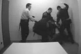 Las cámaras de la comisaría de Les Corts captan a unos 'mossos' golpeando a un detenido. Foto del blog «Chorizos ibéricos»