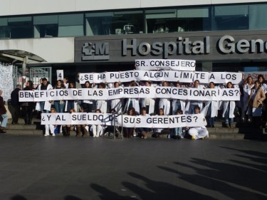 El personal sanitario del Hospital La Paz pregunta: ¿Se ha puesto algún límite a los beneficios de las empresas concesionarias? ¿Y al sueldo de sus gerentes? Foto del blog «La voz del HULP»
