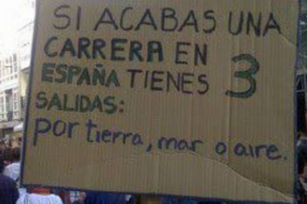 Cartello: «Se ti laurei in Spagna hai 3 possibilità: via terra, via mare o via aerea»