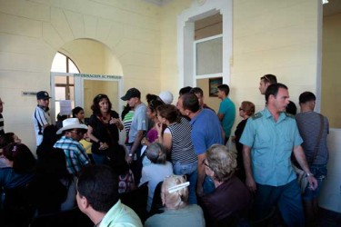 Oficinas de Inmigración y Extranjería durante el primer día de la reforma migratoria. Foto: Cortesía de Jorge Luis Baños