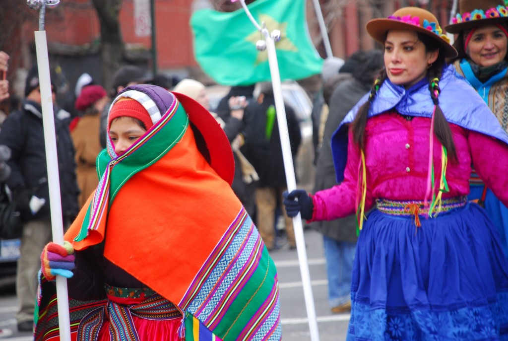 Los danzantes de música tradicional peruana.