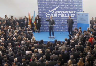 Inauguración del aeropuerto de Castellón, con la asistencia de 1500 personas y la plana mayor del gobierno valenciano. Foto del blog La Mesa De Luz