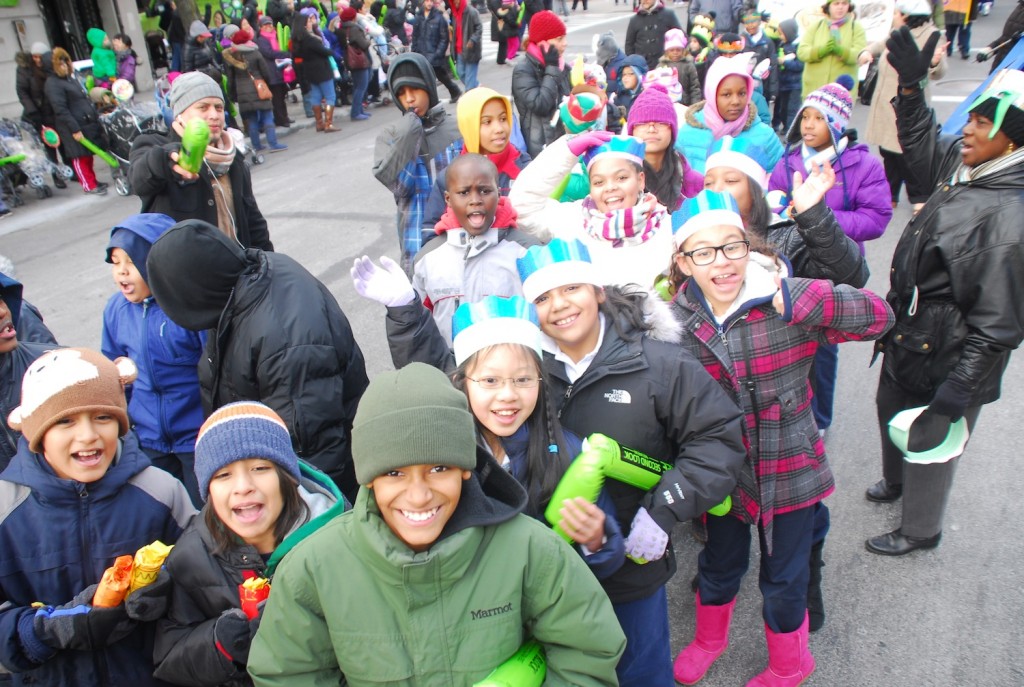 Cientos de niñas y niños desfilaron con sus coronas de papel desde la calle 106 hasta la calle 116 y la avenida Park.